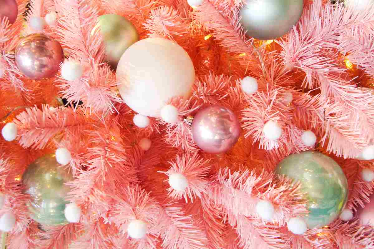 albero di natale di colore rosa con palline decorative in colore rosa e grigio