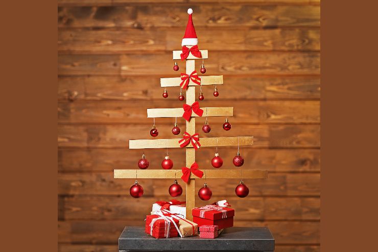 Albero di Natale in legno da tavolo stilizzato con palline rosse