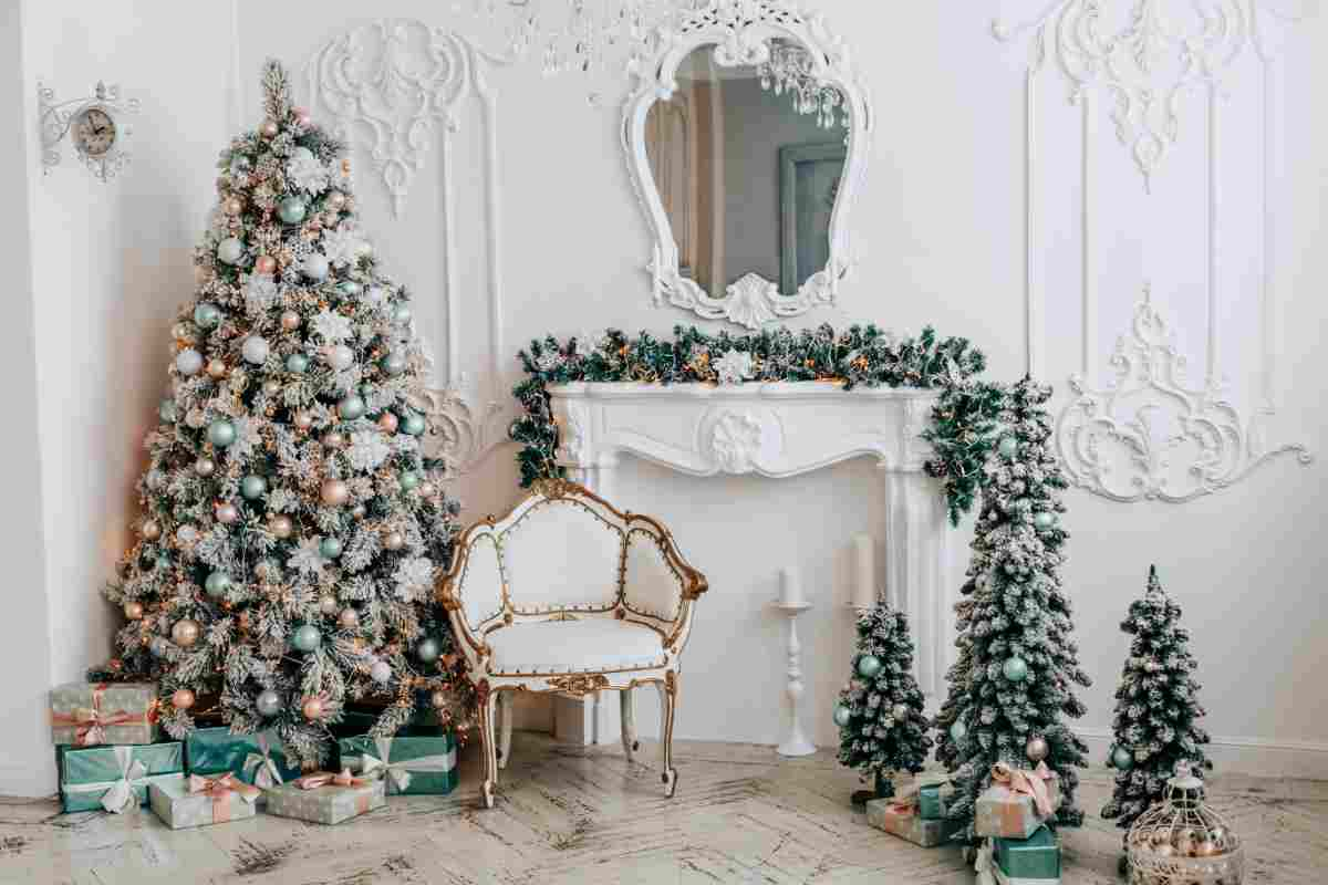 salotto addobbato con albero shabby chic