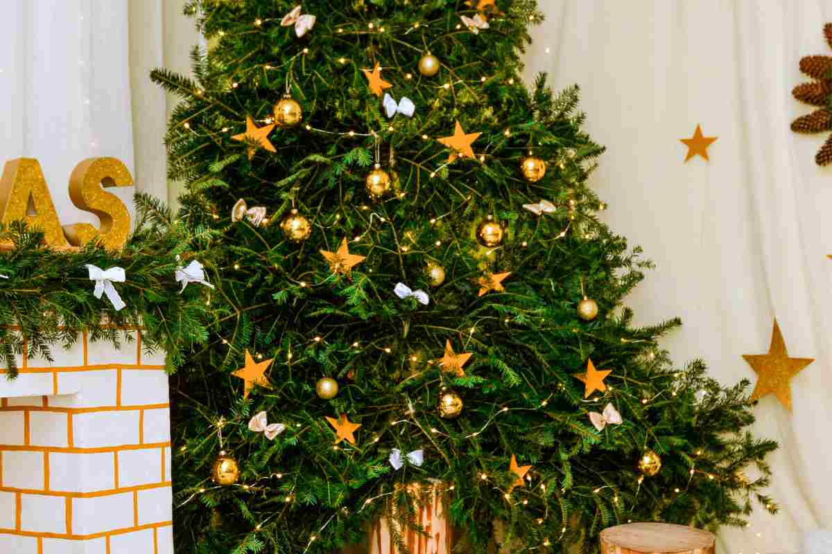 Albero di Natale verde con decorazioni in oro 