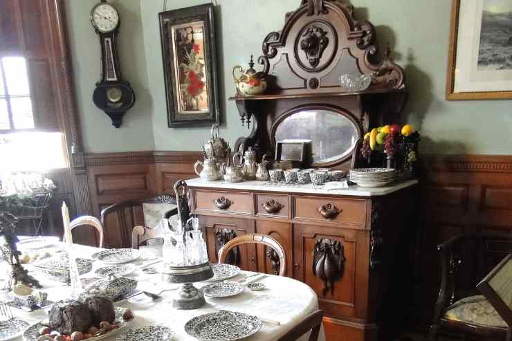 Antica credenza in soggiorno moderno con tavola apparecchiata