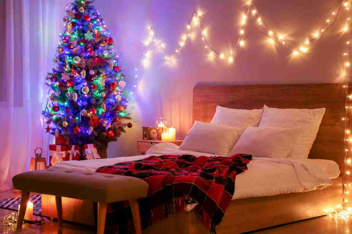 Camera da letto con decorazioni di Natale, come arredare casa