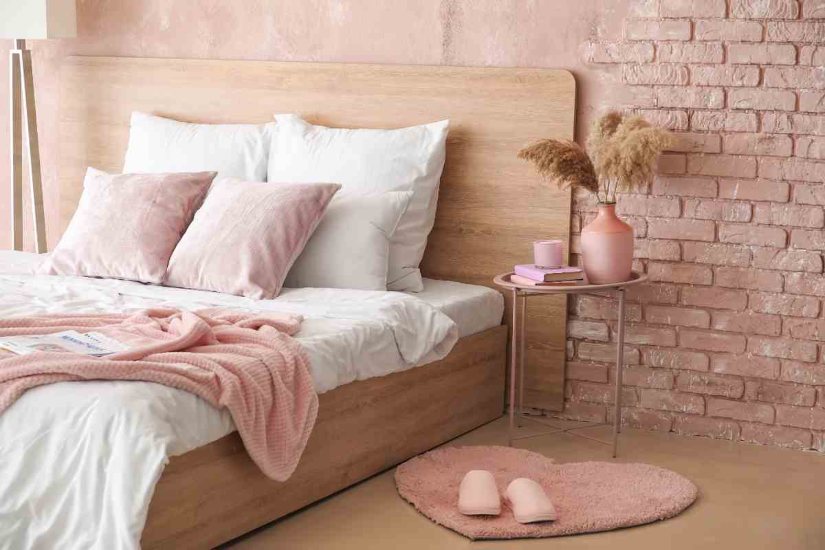 Camera da letto con arredi rosa uno dei colori di tendenza