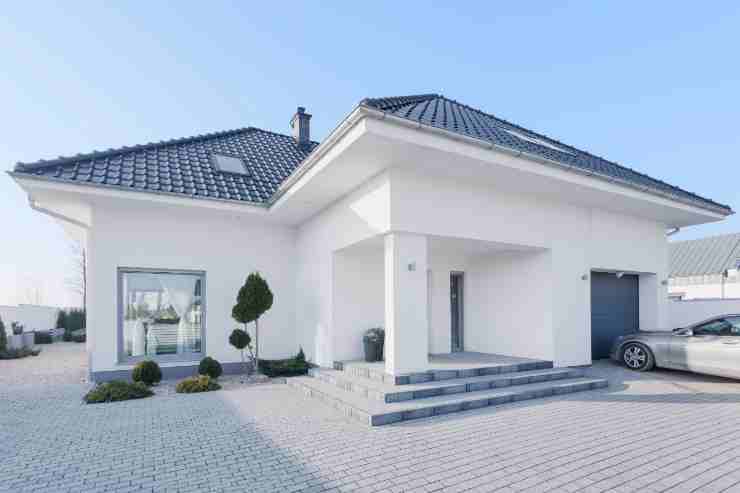 casa singola tipo villetta  moderna con facciate di colore bianco