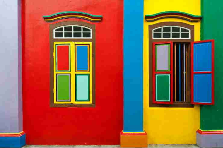 facciata di casa colorate abbinata con i serramenti