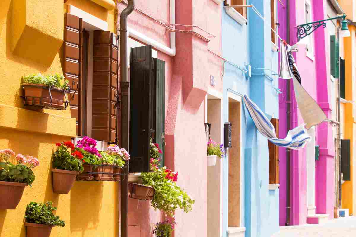 esterni di alcune case colorate con colori vivaci