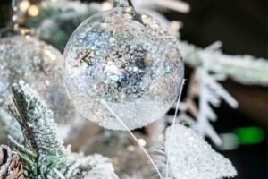 Come decorare l'albero di Natale bianco e argento