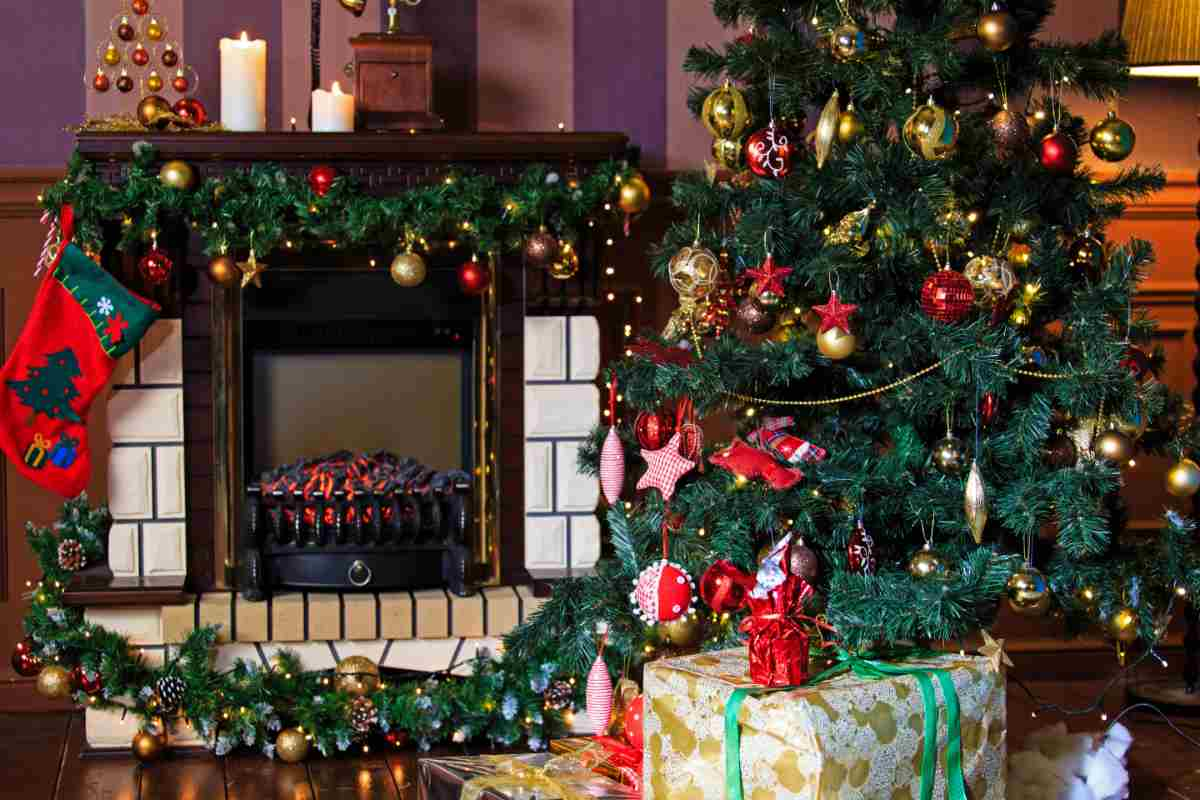 albero di Natale stile rustico country con camino e decorazioni natalizie