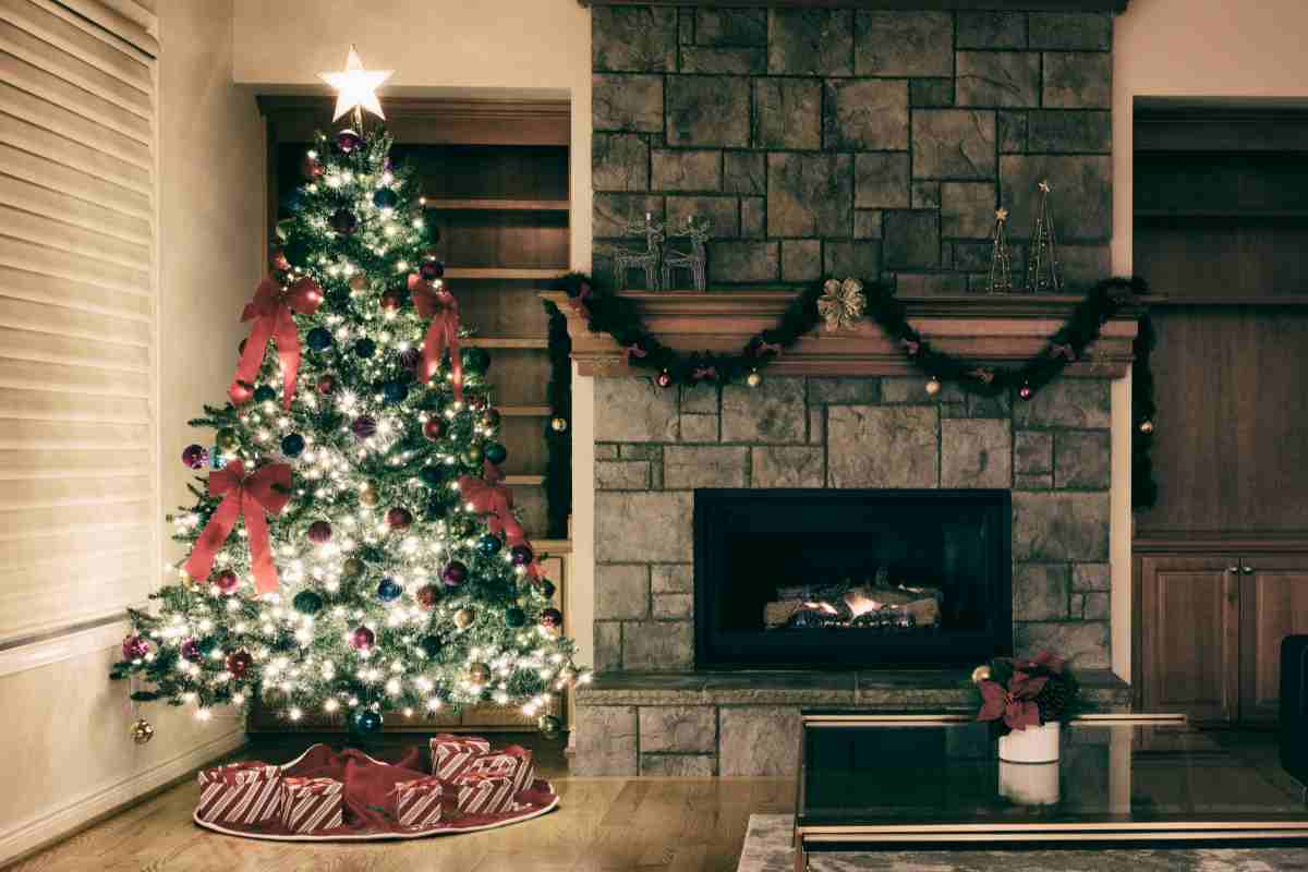 soggiorno con camino e albero di natale addobbato