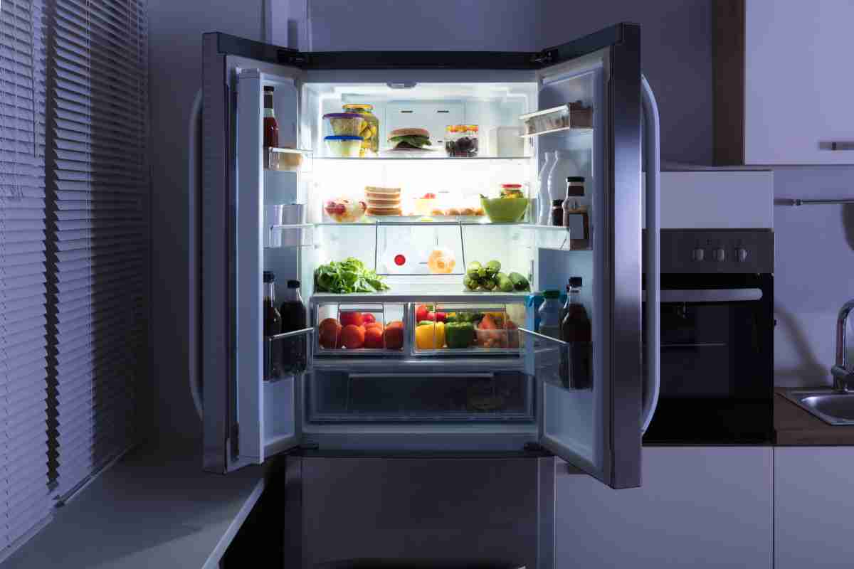 frigo aperto in cucina