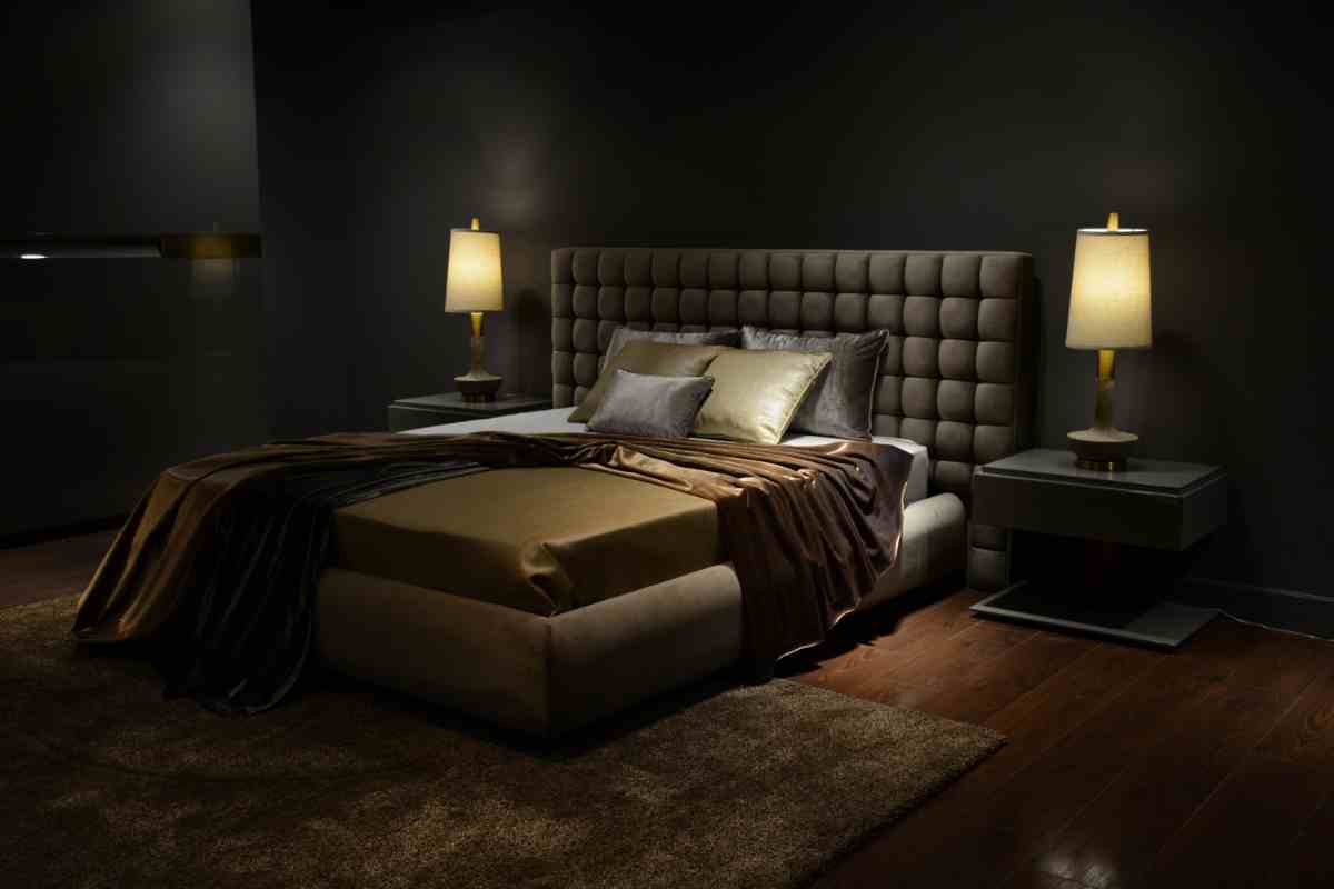 camera da letto con luci soffuse