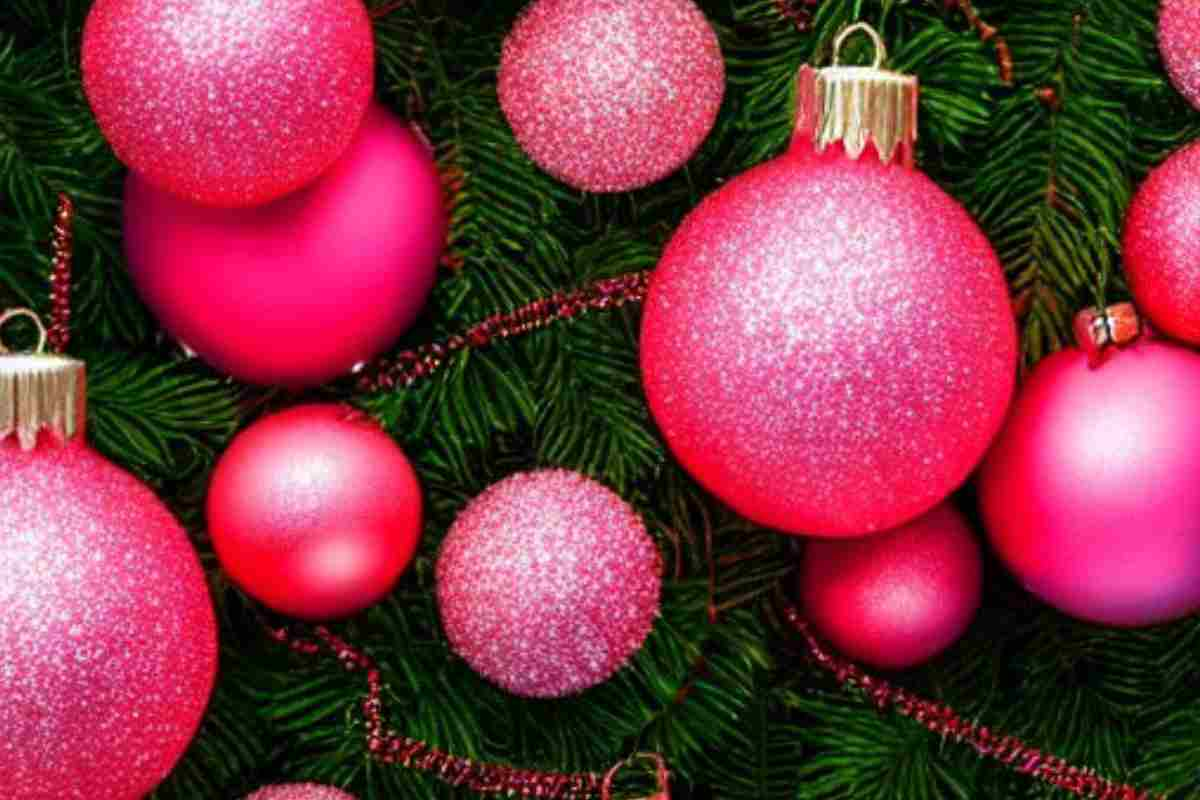 Palline rosa su albero di Natale verde 