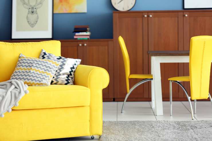 soggiorno con arredamento colorato in stile eclettico idea per abbinare stili diversi