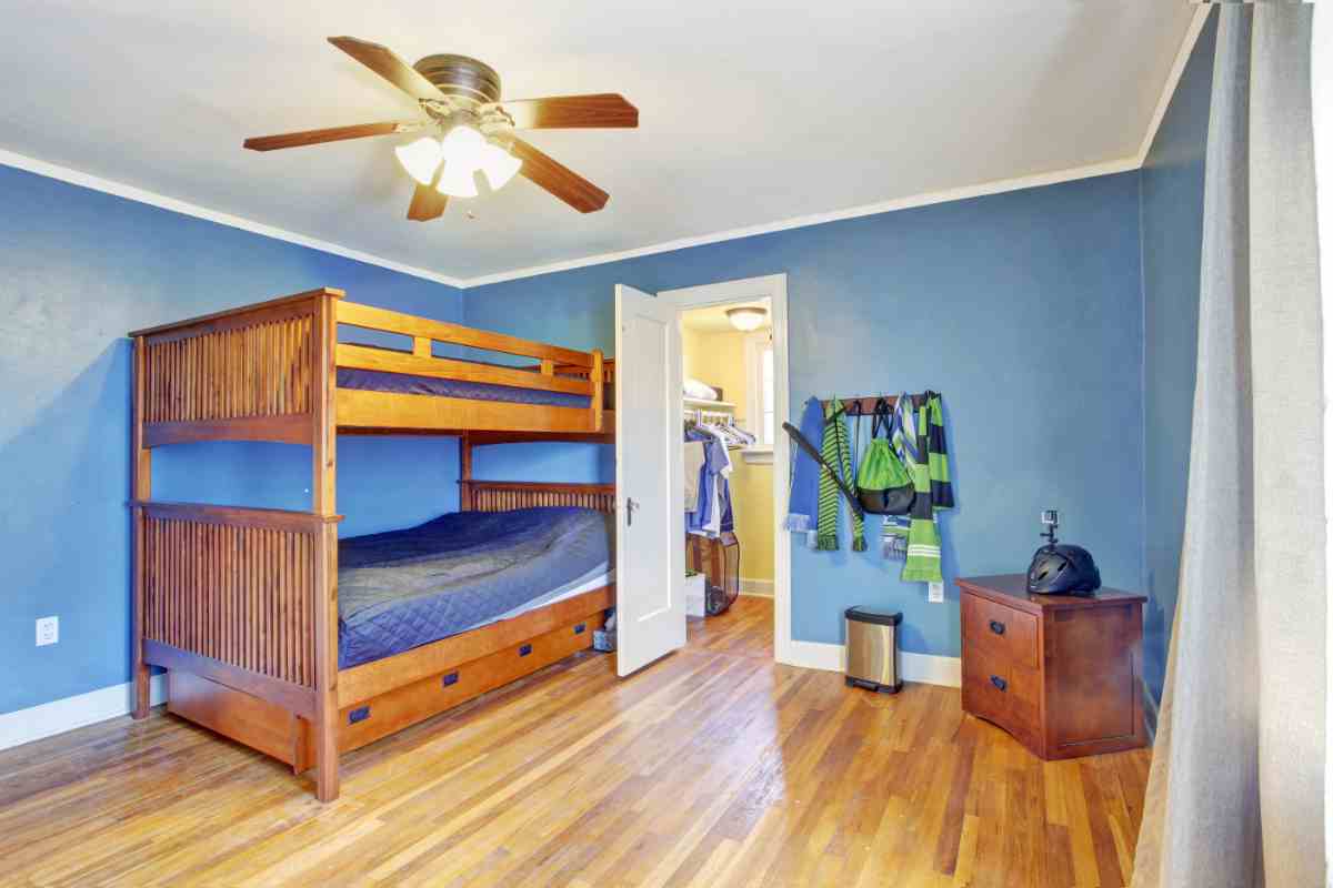camera da letto con letto a castello e pareti blu