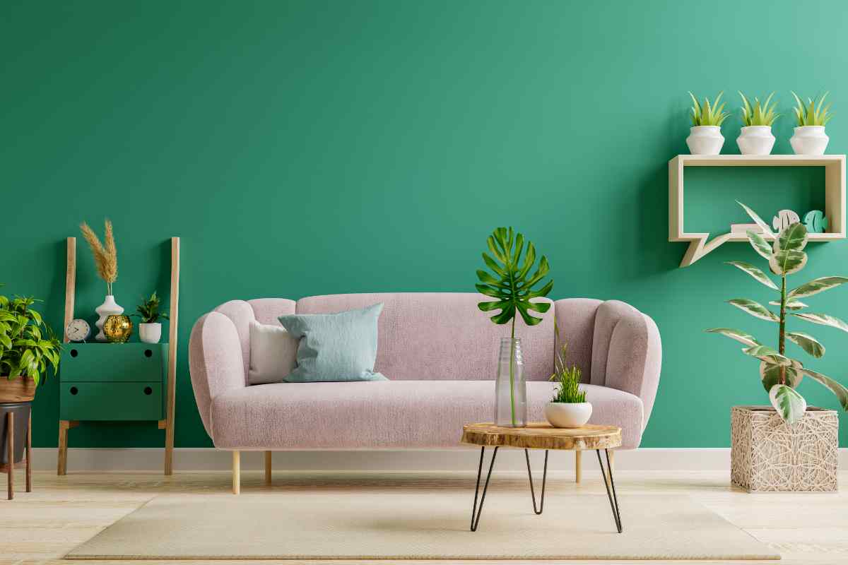 Colore pareti soggiorno verde e divano rosa