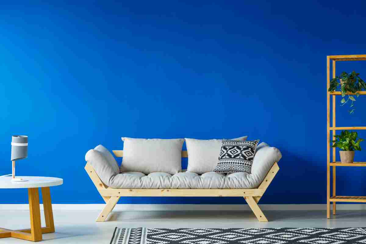 Colore pareti soggiorno blu e divano stile scandinavo