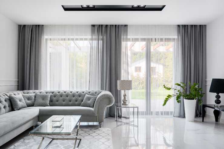 soggiorno di design in stile moderno sui colori del grigio