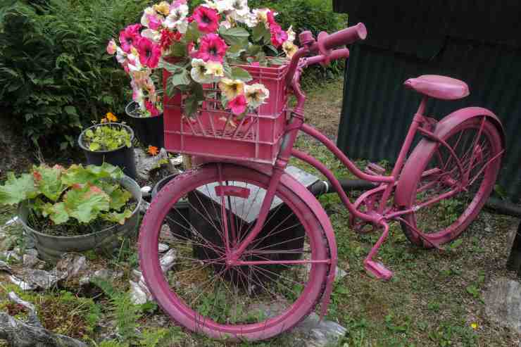 Bici porta fiori dipinta di rosa