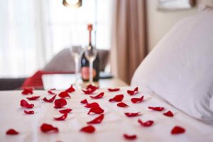 Idee per decorazioni romantiche in camera letto per San Valentino