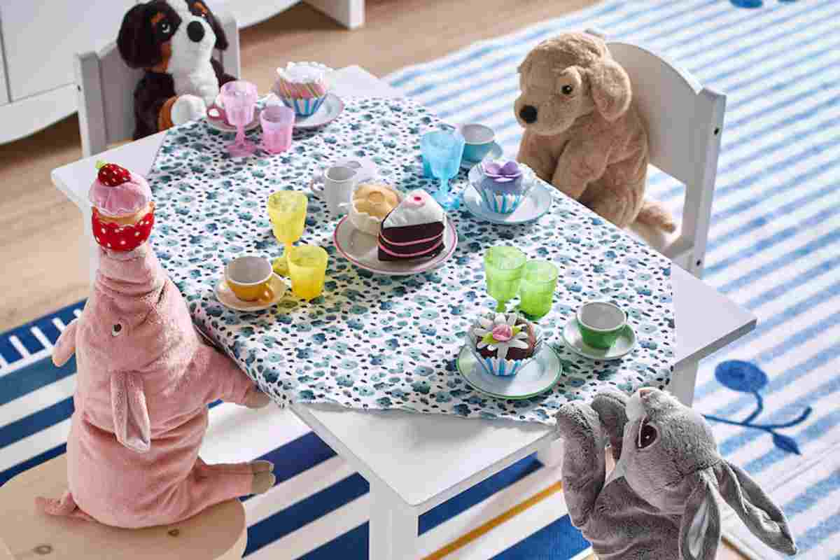 Sedioline Ikea intorno al tavolo con peluche