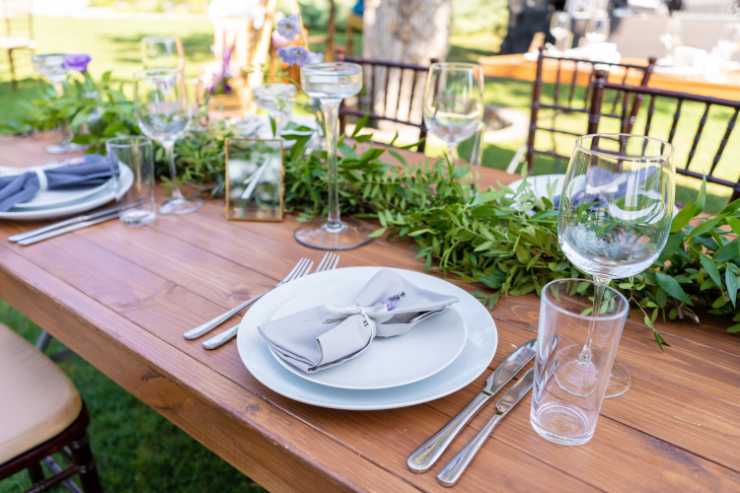 Apparecchiare tavola in giardino, qui il legno del tavolo è in bella vista