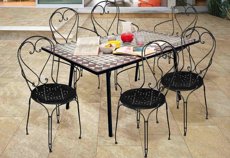 Set tavolo e sedie in ferro battuto da giardino con mosaico di Leroy Merlin