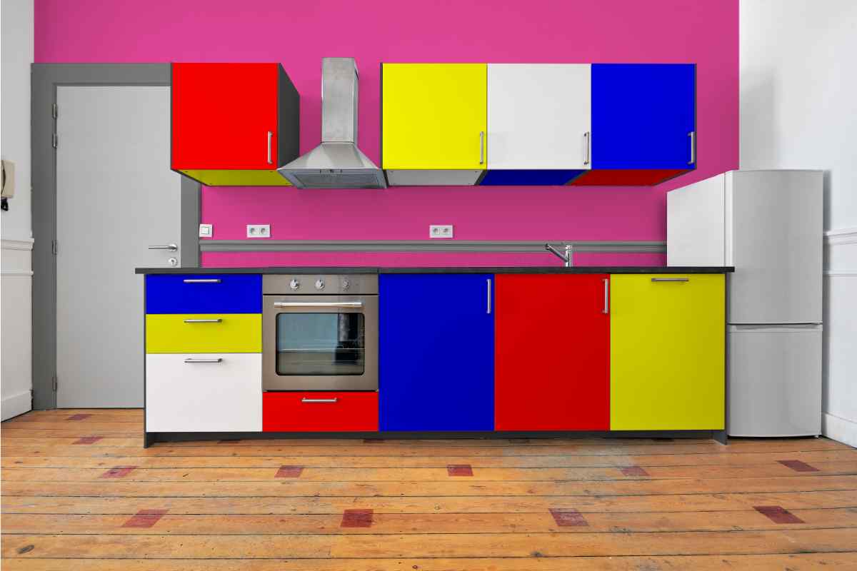 cucina arredata in stile Mondrian con mobili color block