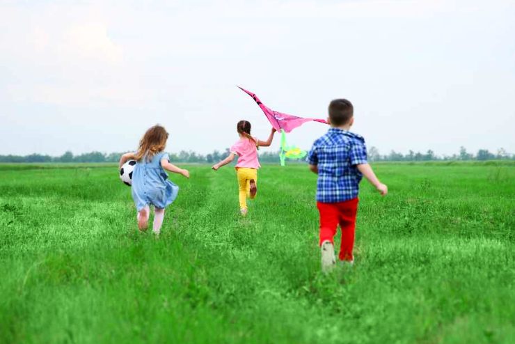 giocare all'aperto è salutare per i bambini