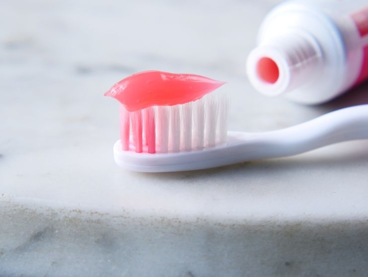 dentifricio rimuovere incrostazioni