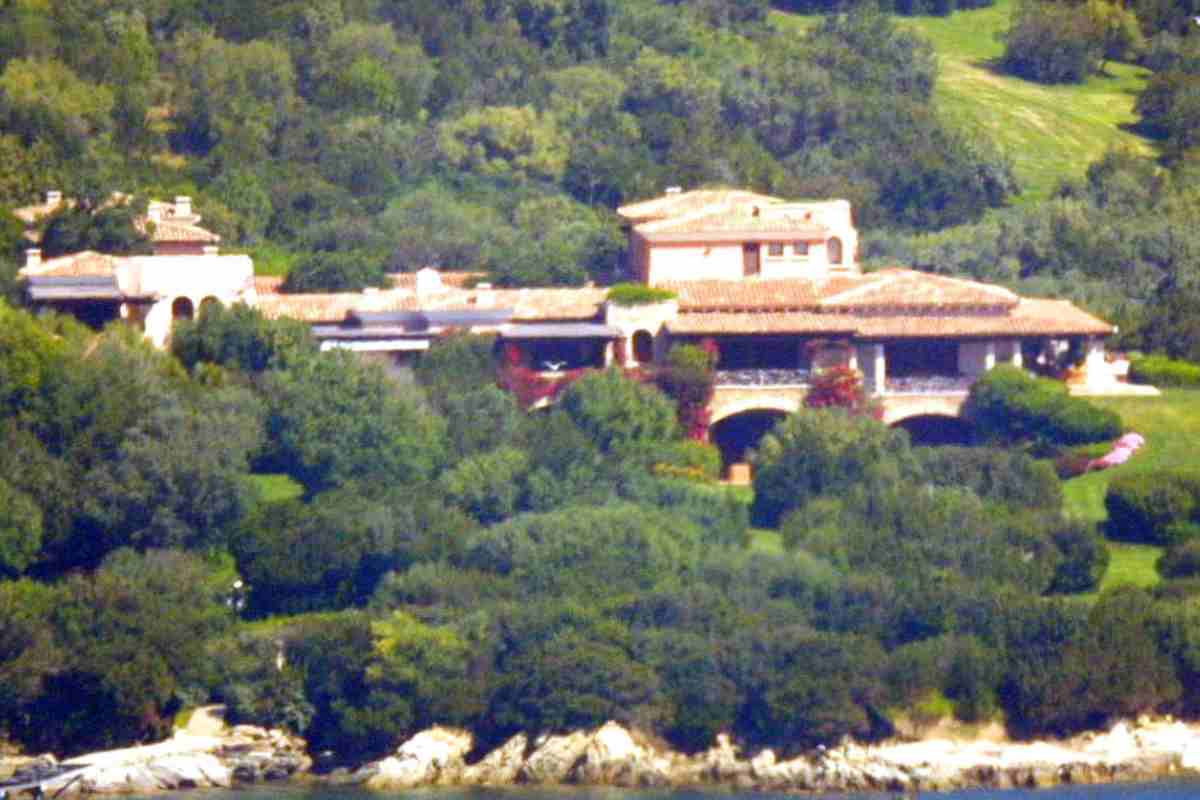 gli eredi Berlusconi vendono Villa Certosa: ecco il prezzo