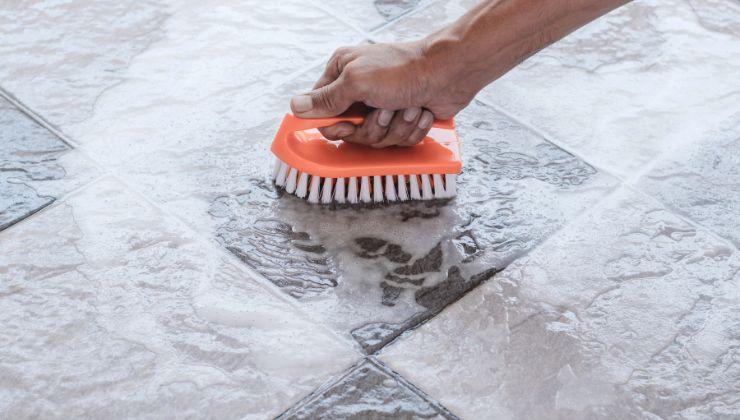 pulire pavimenti spazzola acqua cottura patate