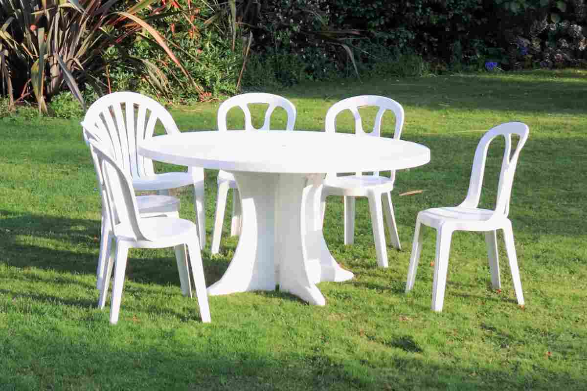 Tavolo e sedie in giardino