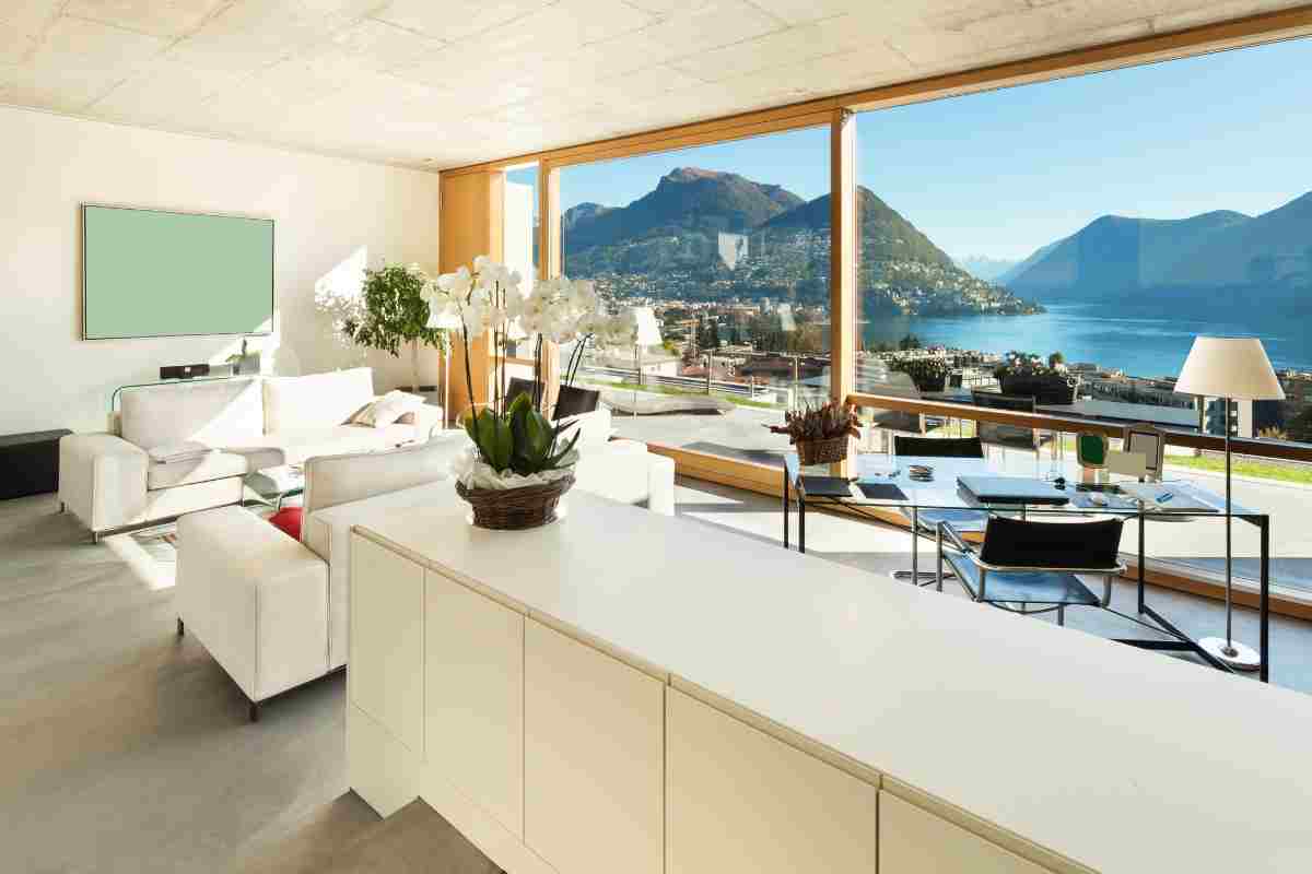 soggiorno open space in una casa al lago moderna