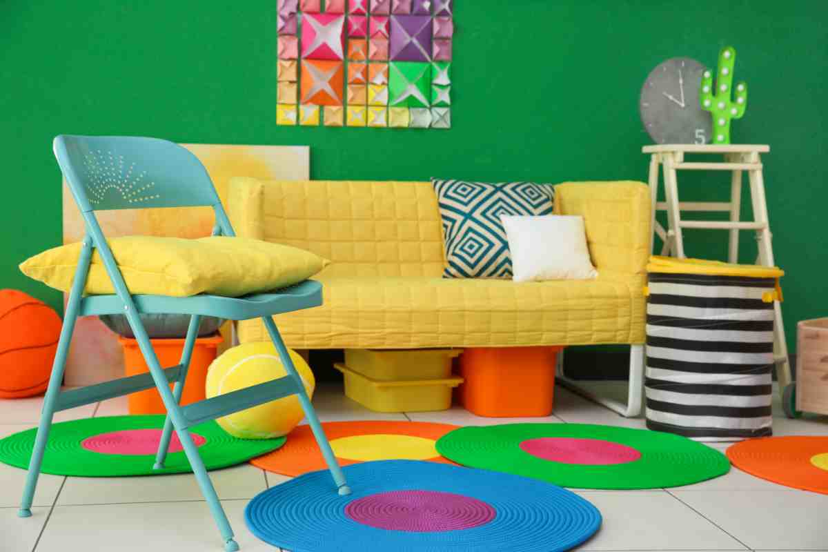 mobili super colorati e parete verde