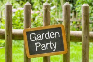 Staccionata con la scritta Garden Party
