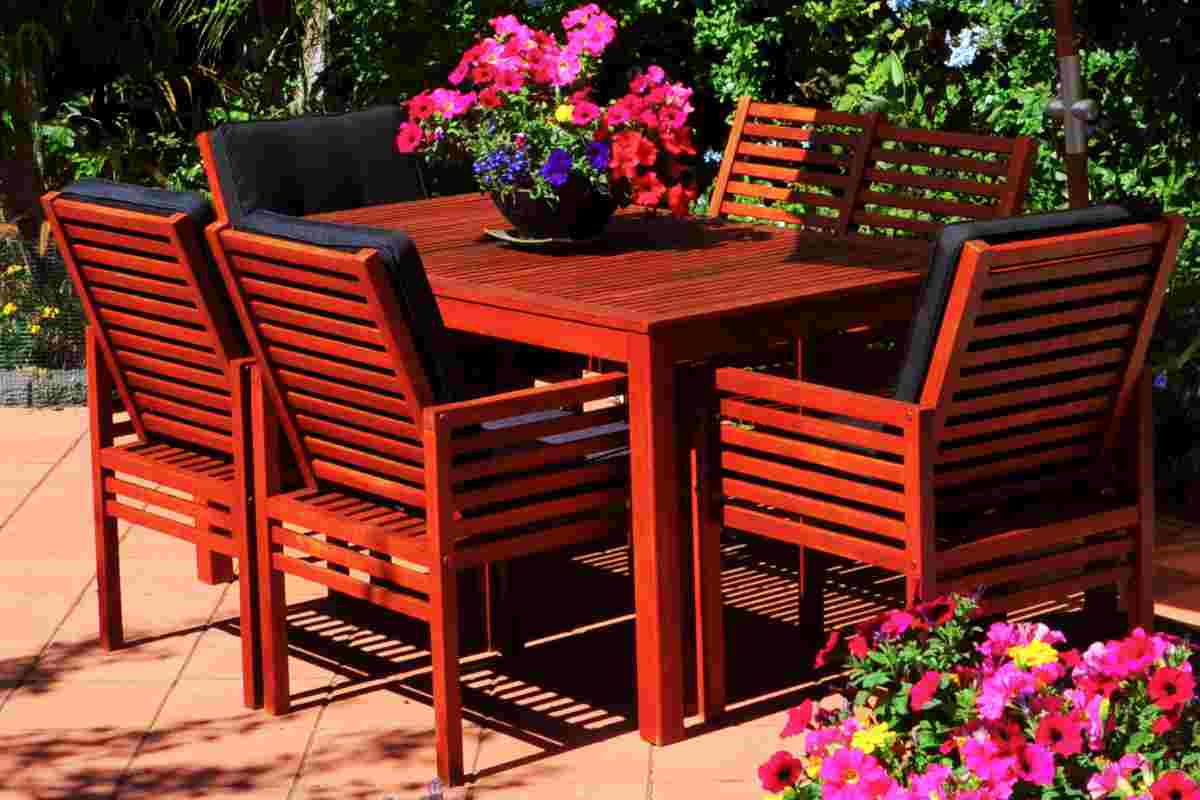 tavolo da pranzo e sedie di legno in giardino
