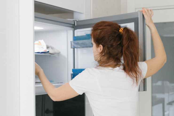 donna fa il trucco della moneta nel congelatore