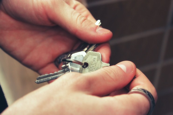 cosa fare se il proprietario vende casa mentre ci abiti