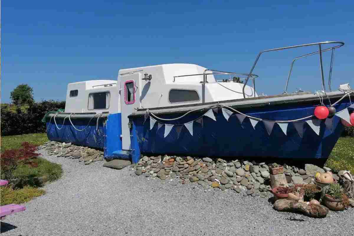 Casa nella barca sulla spiaggia