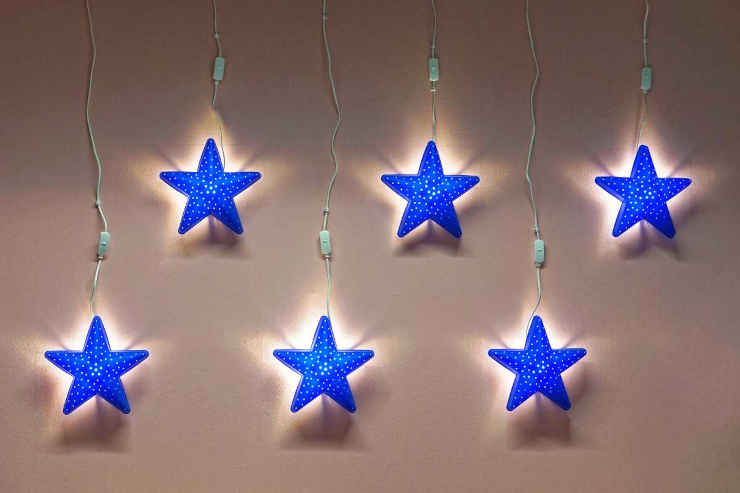 Stelle luminose blu sulla parete