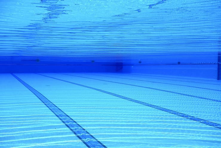 Mantenere pulito il fondo della piscina