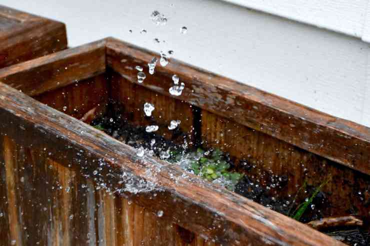 Acqua che sgocciola dal balcone del vicino di sopra