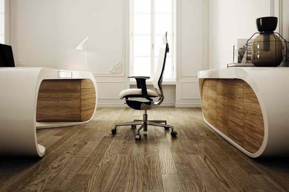 Arredo ufficio di prestigio Office Planet in una stanza con parquet