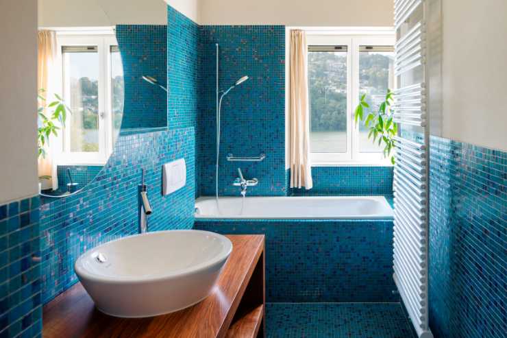 Bagno con piastrelle mosaico blu