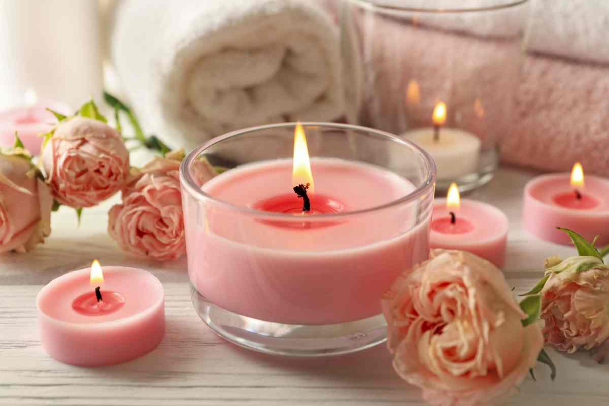 Candele profumate estive alla rosa di diverse dimensioni