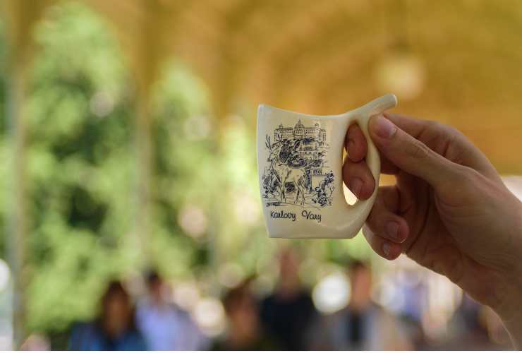 mano uomo con tazzina di acqua termale di Karlovy Vary