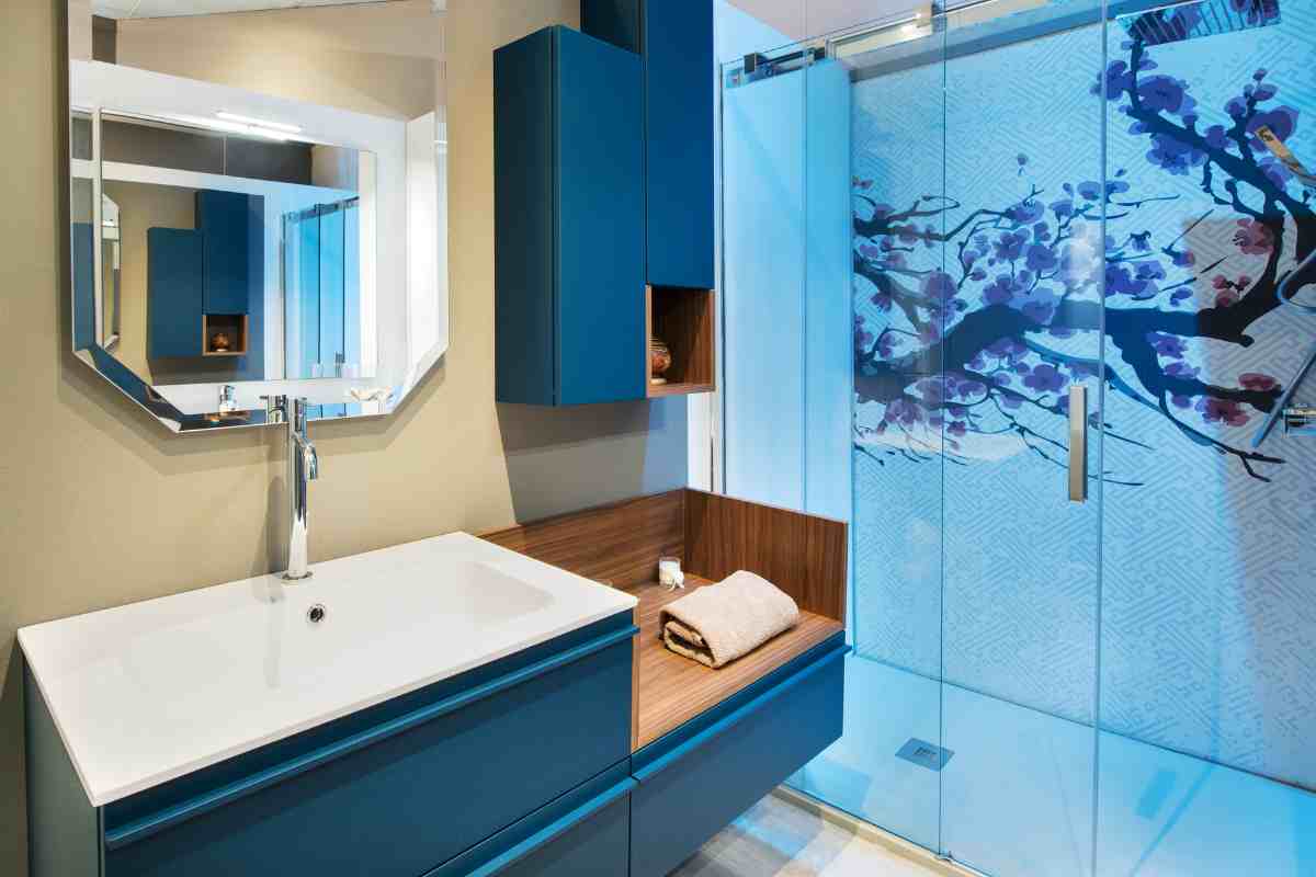 bagno con pareti e lavabo blu