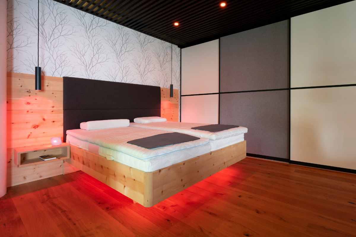 Letto con led per adolescenti, questo modello è sospeso con un design moderno e struttura in legno