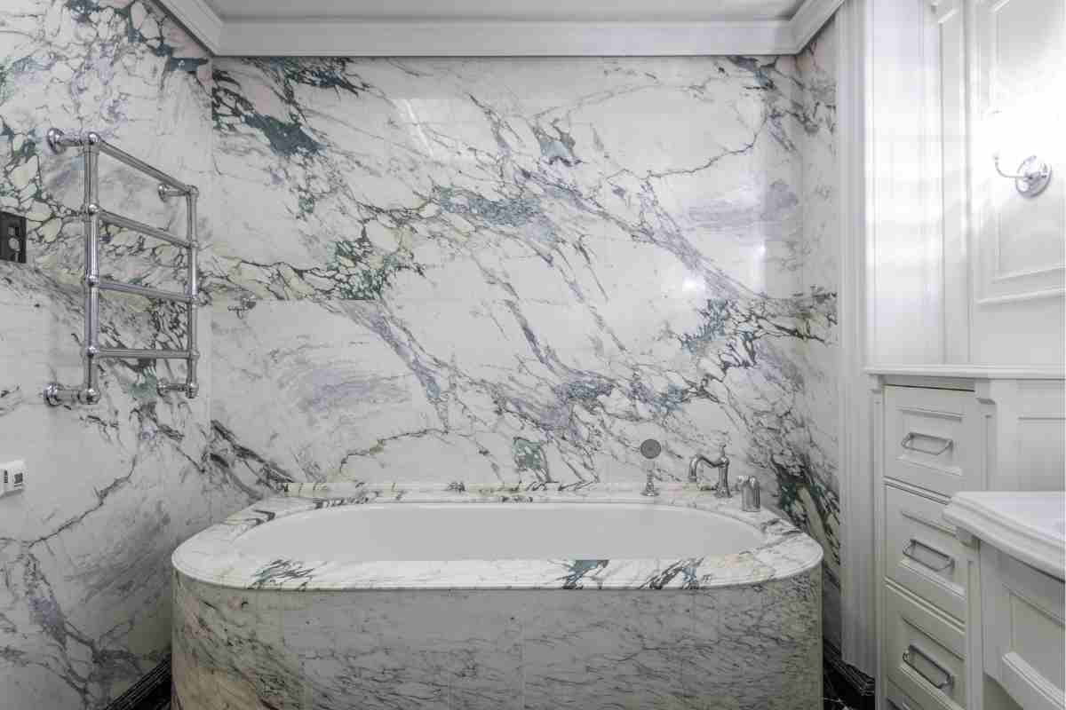 bagno in marmo bianco con venature grigie