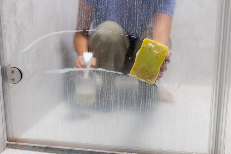 detergente anti-goccia per i vetri del box doccia